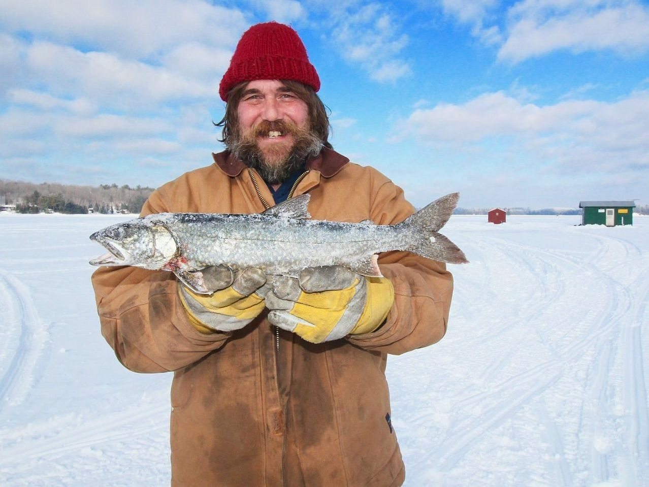 Equipo de pesca ordenado sobre el hielo